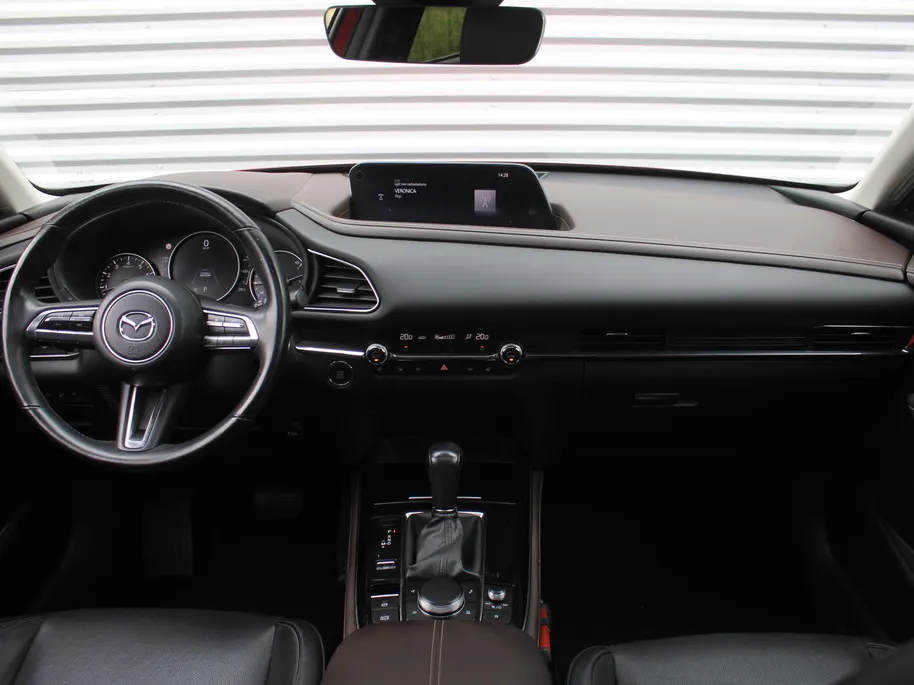 Mazda CX-30 2.0 e-SkyActiv-X M Hybrid Luxury | Trekhaak | Schuifdak | 18' LM | Leer | Elektr. stoelverstelling | Stuur-/stoelverwarming | HUD | 360 Camera | Winterset | Gespecialiseerd in Mazda | Voorheen Mazda dealer |