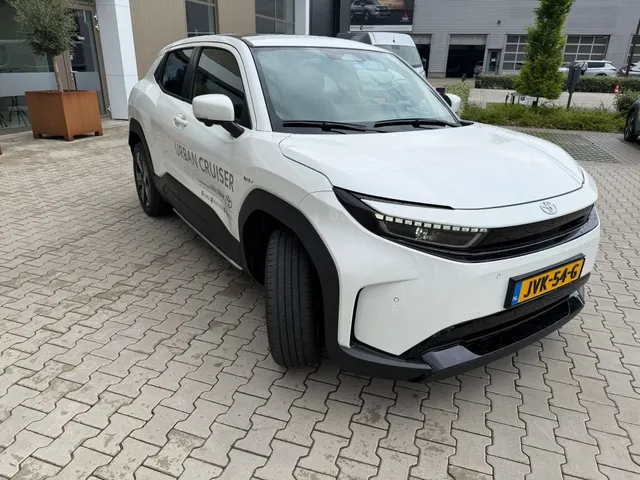 Toyota Urban Cruiser Executive 61 kWh | Pano | JBL | PDC v/a | Stoel/stuurverwarm. |