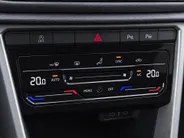 Volkswagen T-Roc 1.0 TSI 110pk Life · Trekhaak · Camera · Dodehoeksensoren · Adaptive Cruise Control · Apple/Android Car Play · Clima ·