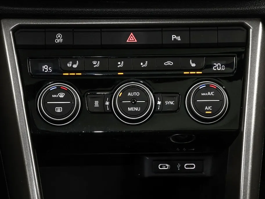 Volkswagen T-Roc 1.5 TSI 150pk DSG Style · Panoramadak · Camera · Elek. Achterklep · Dodehoeksensor · Stoelverwarming · Apple/Android Car Play ·