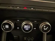 Renault Captur 1.6 E-Tech Hybrid 145 Intens AUTOMAAT AIRCO CAMERA PARKEERSENSOREN CRUISE CONTROLE APPLE CARPLAY ANDROID AUTO HOGE INSTAP ZEER MOOIE AUTO DEALER ONDERHOUDEN