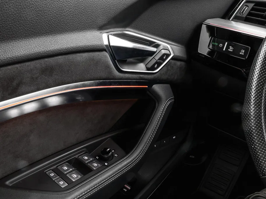 Audi e-tron 55 300kW/408PK S Line 95Kwh · SOH 94,6% · Panoramadak · Leder/Alcantara · 360°Camera + Parkeersensoren · Stoelverwarming ·