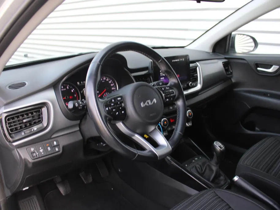 Kia Stonic 1.0 T-GDi MHEV DynamicLine | Stoelverwarming | Camera | Parkeersensor v+a | Clima | Navi | Apple Carplay/Android Auto | 15" LM | Cruise |