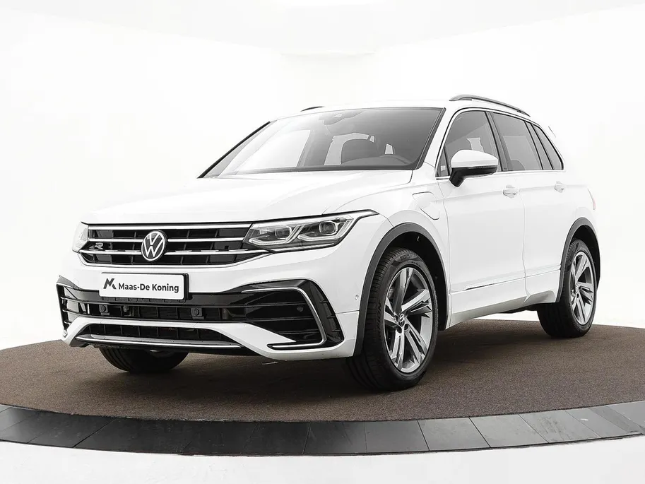 Volkswagen Tiguan 1.4 TSI eHybrid 245pk DSG R-Line Business · Camera · Inklap. Trekhaak · Dodehoeksensor · Parkeer Assistent · Stuur- & Stoelverwarming · 19'Velgen ·