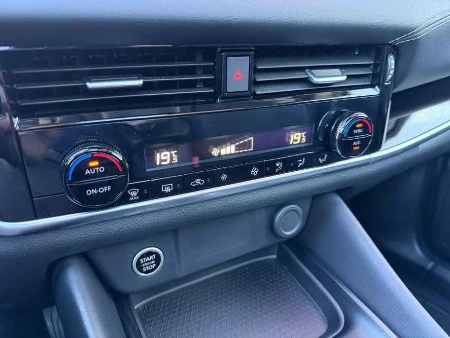 Nissan QASHQAI 1.3 MHEV Xtronic N-Connecta 158PK AUTOMAAT | Apple Carplay & Android Auto| Climate Controle | 4 seizoen banden | Metallic lak | Lichtmetalen velgen | Navigatie | Panoramadak | Dakrails | Dealer onderhouden | 1ste eigenaar