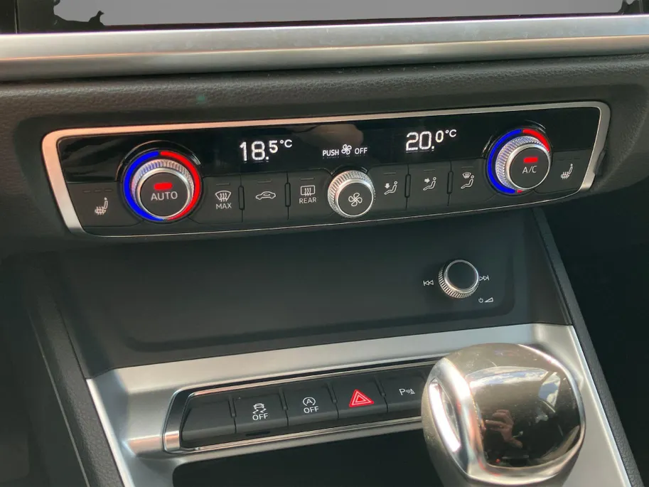 Audi Q3 35TFSI 150PK S-Line · Camera · Trekhaak · Panoramadak · Stoelverwarming · Apple/Android Car Play · Dodehoeksensoren ·