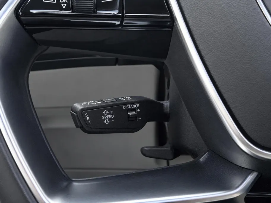 Audi e-tron 55 quattro edition 95 kWh 408pk · Panoramadak · 360 Camera · Afneembare Trekhaak · Lederen Bekleding · Elek. Stoelen + Geheugen Bestuurder ·