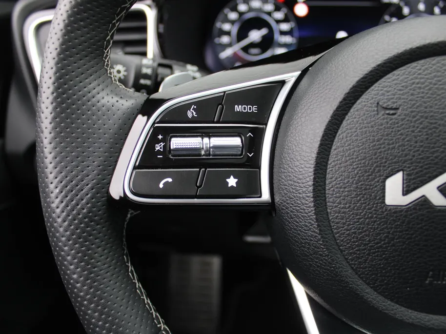 Kia Ceed 1.5 T-GDi GT-Line | Stuur-/stoelverwarming | Schuifdak | Cruise adapt. | Camera | 17' LM | LED | Dodehoek sensor | Draadloze lader |