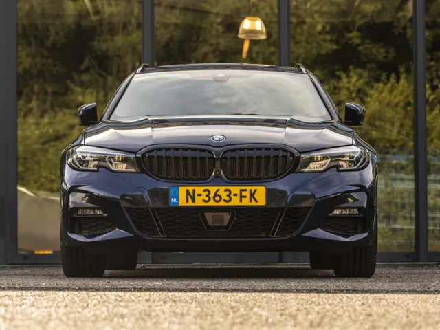 BMW 3 Serie Touring 330e Business Edition Plus M-Pakket  / Pano dak