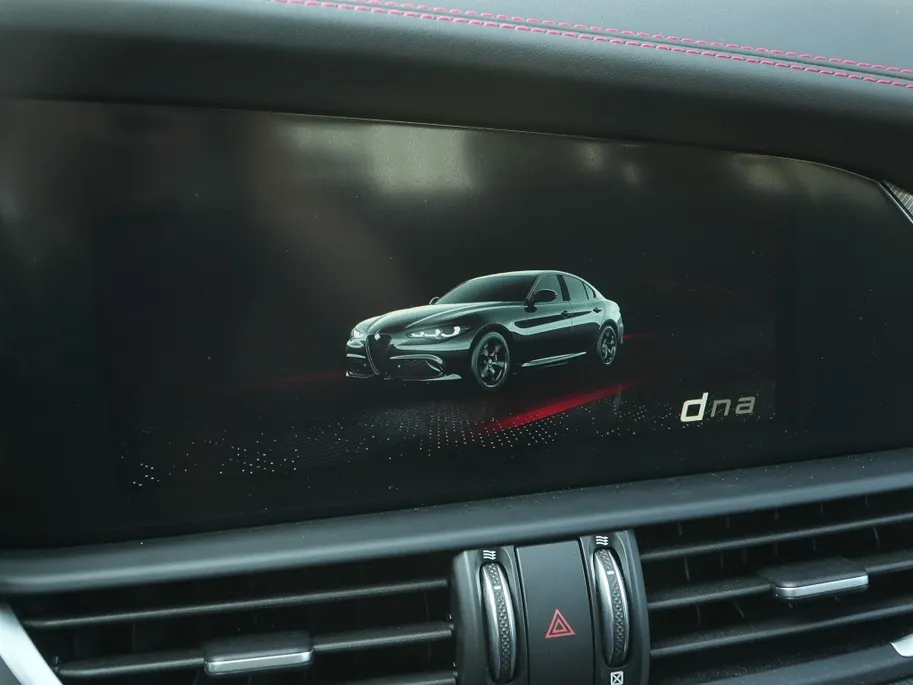 Alfa Romeo Giulia 2.0 Turbo 280 PK Competizione Q4 AWD | Harman | Veloce | 19'