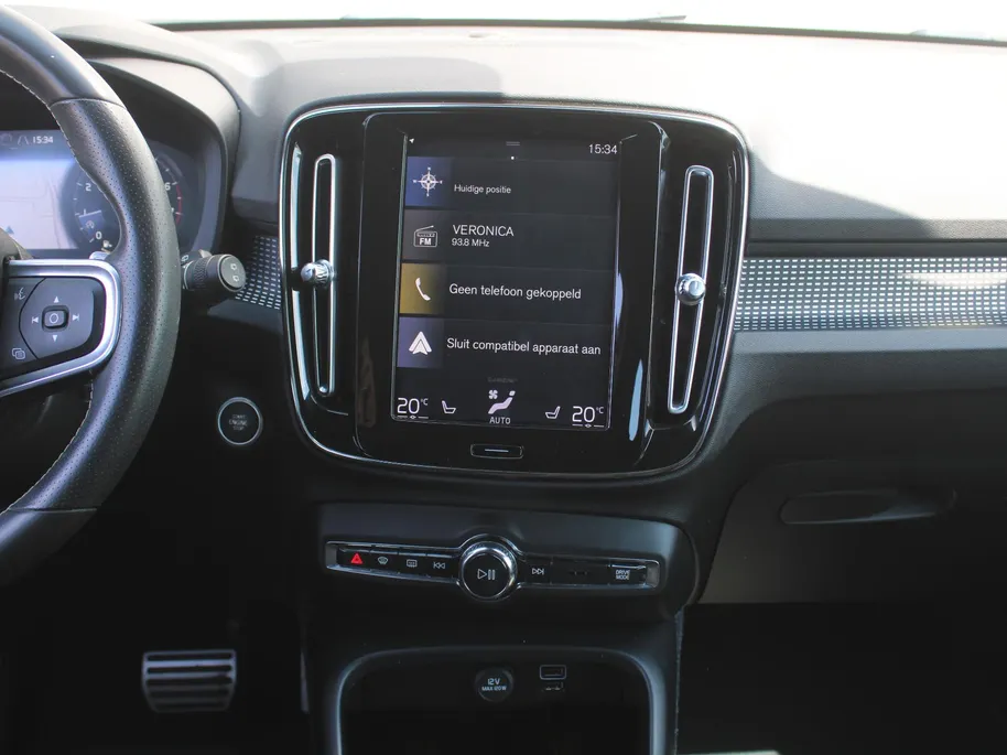 Volvo XC40 2.0 T4 R-Design | Keyless | HK Audio | Adap. Cruise | PDC | Elek. Trekhaak | 19' Velgen | Elek. Kofferklep | Camera | Stoelverwarming |