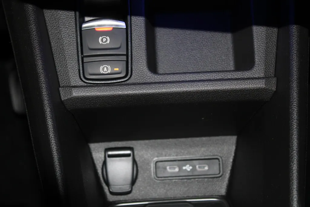 Nissan Micra 52 kWh EVOLVE A/T *Google assist*Parkeersensoren voor en achter*Climate regeling*stoel en stuurverwarming*E-padel stop*Adaptive cruise controle*LM-wielen*4x drive modus*Key card*417km WLTP*