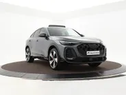 Audi Q5 Sportback 2.0 TFSI e-hybrid 367pk Quattro S edition Competition · Panoramadak · Inklap. Trekhaak · 360 Camera · Matrix LED · Elek. Stoelen · RS Carbon Styling Pack · Garantie t/m 10-12-2030 of 100.000km