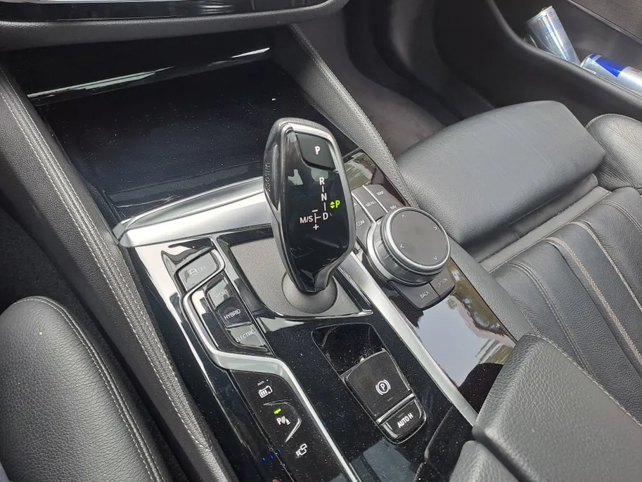 BMW 5 Serie Touring 530e xDrive M SPORT | Pano | Harman Kardon | 360 Camera | Head up | Elektrisch Wegklapbare Trekhaak | Voorstoelen verwarmd | Navigatie | Apple Carplay/Android Auto | Leer