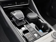 Volkswagen Touareg 3.0TSI 340kW/462PK R-line · Panoramadak · Trekhaak · Leder · Luchtvering