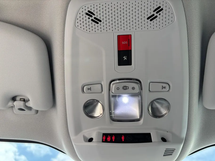 Peugeot e-2008 EV Allure Pack 50 kWh | Stoelverwarming | Cruise | Camera