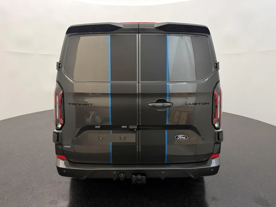 Ford Transit Custom 320 2.5 PHEV L2H1 Sport DC met o.a. uniek sport interieur, 19 inch lichtmetalen velgen, een trekhaak, een achteruitrijcamera en verwarmbare voorstoelen en stuurwiel