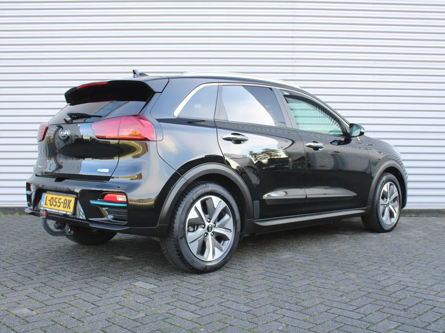 Kia e-Niro ExecutiveLine 64 kWh | Trekhaak | Stuur-/stoelverwarming + ventilatie | Leer | 17' LM | Cruise adapt. | Dodehoek detectie | LED | JBL audio |