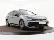 Volkswagen Passat Variant R-Line Edition 1.5 eHybrid 272 PK versn. DSG · Assistance Pakket Plus · Black Style Pakket Plus · Multimedia Pakket Plus · Trekhaak inklapbaar, met elektrische ontgrendeling, incl. Trailer Assist ·
