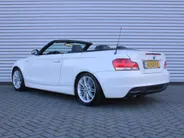 BMW 1 Serie Cabrio 118i Executive | M-Pakket | Stoelverwarming | 17' LM | Windscherm | Parkeersensor v+a | Trekhaak | Navi | Leer | Xenon | Clima |