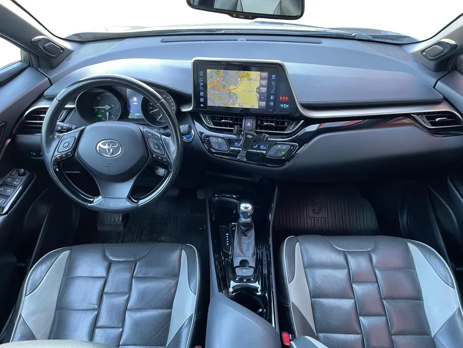 Toyota C-HR 1.8 Hybrid Bi-Tone | Side Bars| Leer| Lichtmetalen velgen| Stoel verwarming| 4 seizoenbanden| Afneembare trekhaak| JBL speakers| BI-Tone uitvoering| Navigatie| Metalliclak
