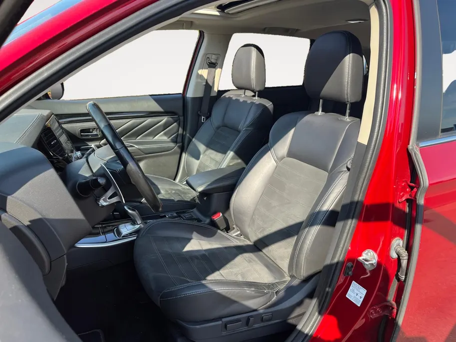 Mitsubishi Outlander 2.4 PHEV autom. Intense+ NL Auto | Pano dak | Trekhaak | LED | Alcantara | Blind Spot | Stoel-/stuurverwarming | etc.
