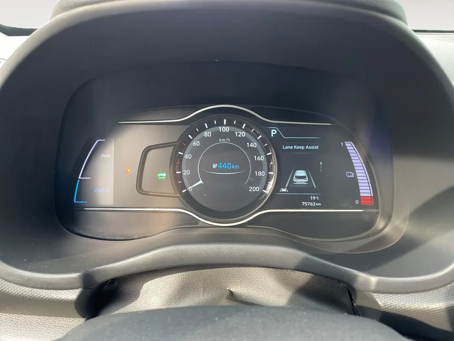 Hyundai Kona EV Comfort 64 kWh | Warmtepomp | 100% SOH | Adaptive cruise control | Apple Carplay & Android Auto | Achteruitrijcamera | Parkeersensoren achter | Keyless entry | DAB radio |