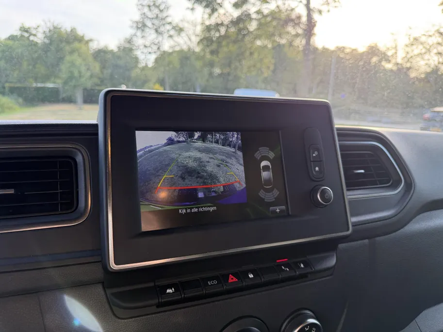 Renault Master T35 2.3 dCi 135 L3H2 Work Edition | Camper Edition | Motorsport Edition | Thule Omnistor Luifel | Airco in Leefruimte | TV | Koelkast | Magnetron | Volledig Bed | 2 Lederen Stoelen | DAB | LED Verlichting Leefruimte |