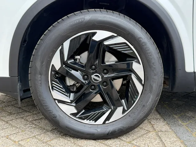 Nissan QASHQAI 1.3 Mild-Hybrid 158pk Xtronic N-Connecta | Panoramadak | Head-Up | Cold Pack | Two-Tone | App Connect | Keyless