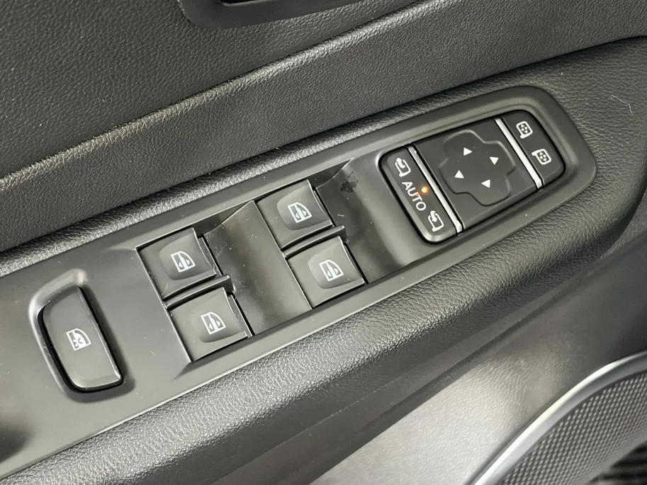 Renault Captur 120PK TCe Intens Automaat | Trekhaak | Navi | LM Velgen Hoogglans Zwart | Camera | Parkeersensoren | Full LED | Climate Control | Cruise Control | Keyless Entry | Elektrische Ramen & Spiegels | Licht & Regen Sensor |