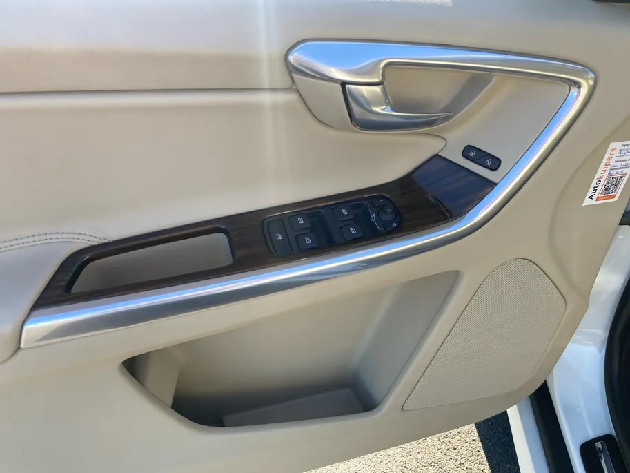 Volvo XC60 2.0 T5 Automaat Summum Luxury Line | Inscription Line | Pano Dak | NL-Auto | NAP | Trekhaak | Memory Seats | 20'| Camera | Stoelverwarming | Cruise Control | Navigatie | etc.