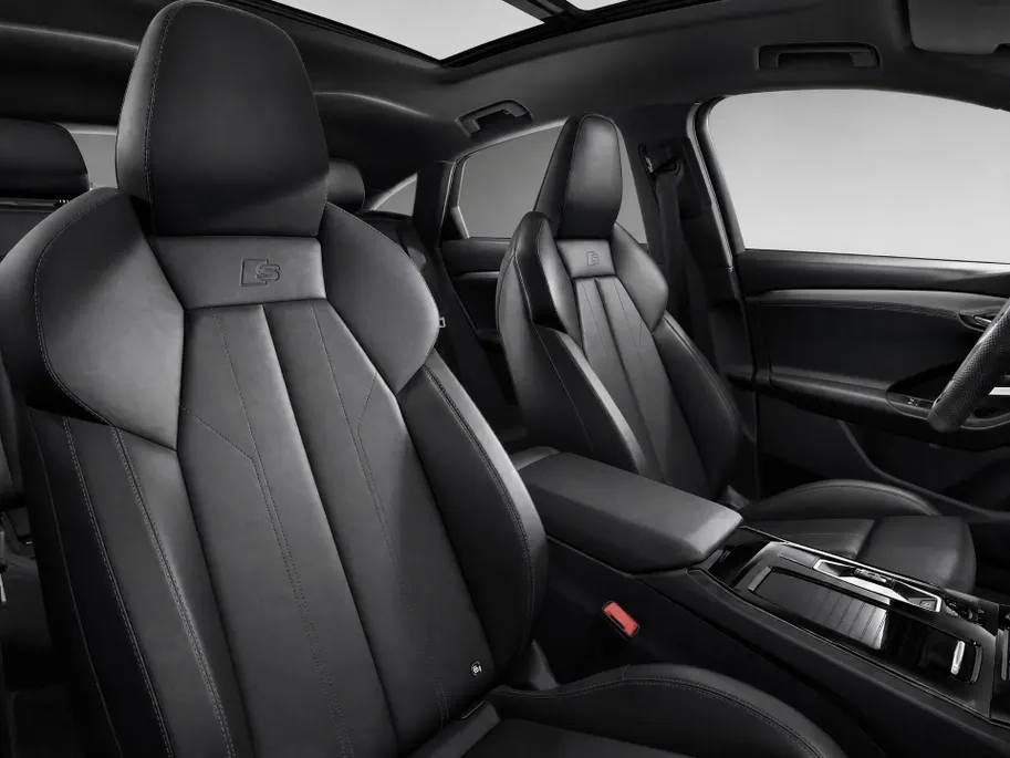 Audi Q6 e-tron Sportback S edition 83 kWh 252 PK · Glazen panoramadak · Trekhaak elek. wegklapbaar · Optiekpakket zwart