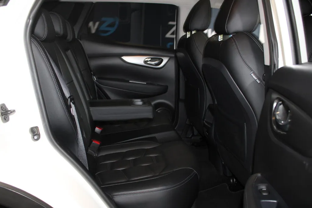 Nissan QASHQAI 1.3 DIG-T Premium Edition | Nappa lederen bekleding | Trekhaak | 1500kg trekgewicht | Pro-pilot | 360grd camera | PDC voor en achter | Climate controle | All season banden | Stoel verwarming |