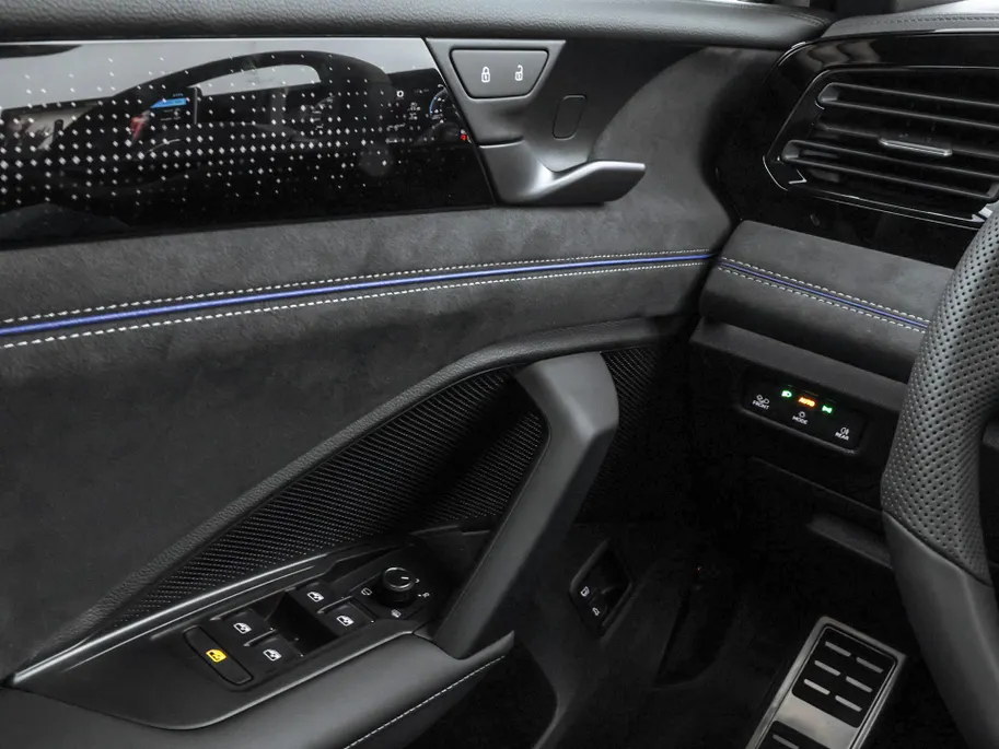 Volkswagen Tiguan R-Line 1.5 eHybrid 204 PK 6 versn. DSG · Voorstoelen verwarmbaar · Sfeerverlichting · All-season banden