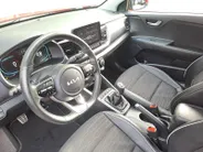 Kia Stonic 1.0 T-GDi MHEV GT-PlusLine 1e Eigenaar | Meest luxe uitvoering | Schuif-/kanteldak | Metallic lak | Cruise Control | camera | Carplay | Fabrieksgarantie | NAP