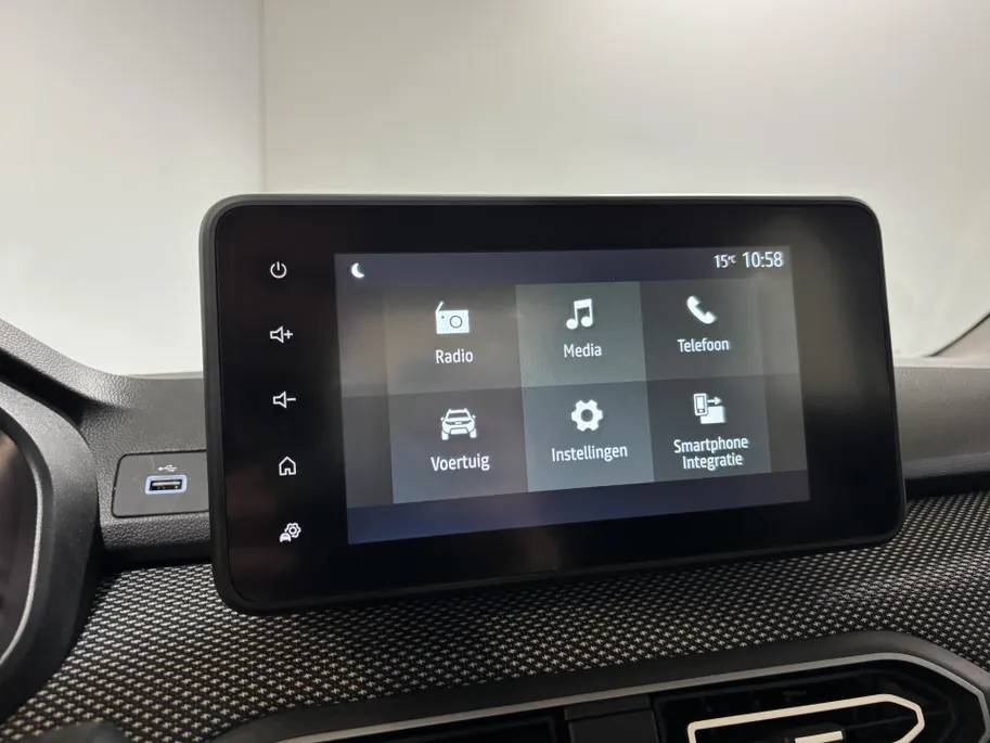 Dacia Sandero 90PK TCe Journey | Camera | Armsteun | Climate Control | Parkeersensoren | Apple CarPlay/Android Auto | Licht & Regen Sensor | Cruise Control | Lichtmetalen Velgen | Full LED |