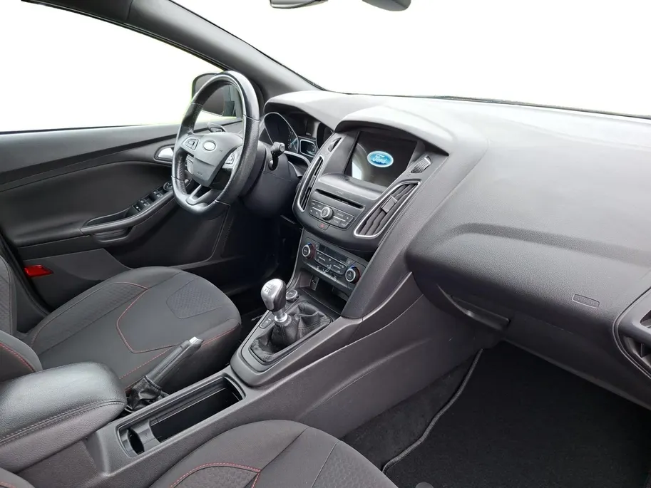 Ford Focus 1.0 ST-Line Wagon | Nieuwe distributieriem | Parkeersensoren | Navigatie | Climate Control | Voorruitverwarming | 17' Lichtmetaal | Trekhaak