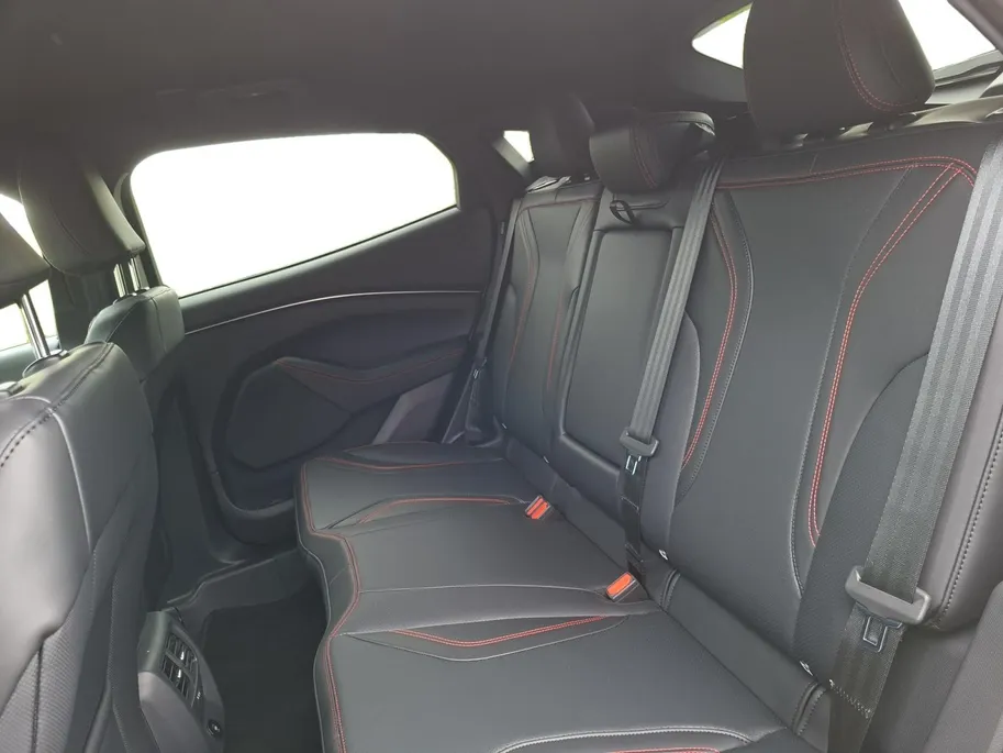 Ford Mustang Mach-E Extended Premium RWD 88 kWh | Afneembare trekhaak | Stoelverwarming | Leer bekleed | 18' Lichtmetaal | Adaptive Cruisecontrol | Dodehoekdetectie | Led verlichting | Climate Control | Nieuw te bestellen |
