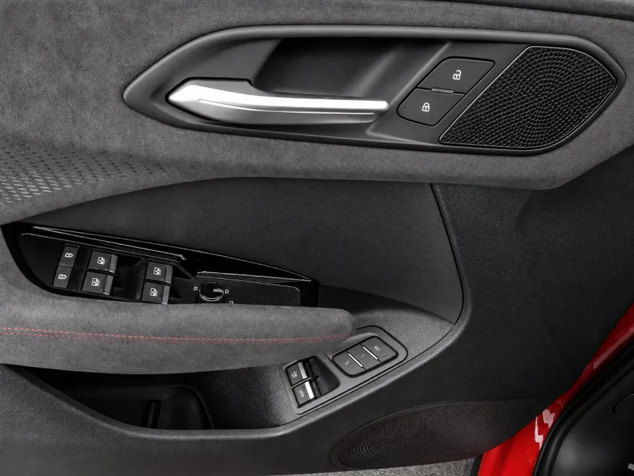 Audi Q3 Sportback 1.5 200kW e-hybrid S edition 272 PK · Tech pro · Glazen panoramadak · Sportstoelen alcantara met rode stiksels