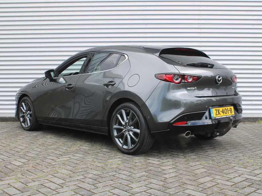 Mazda 3 2.0 e-SkyActiv-G M Hybrid 122 Luxury | Trekhaak | Stuur-/stoelverwarming | Leer | 360 Camera | Stoelgeheugen | 18' LM | HUD | LED | Cruise adapt. |