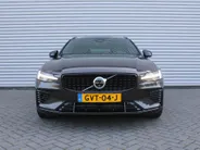 Volvo V60 2.0 T6 Plug-in hybrid AWD Plus Dark | Nappaleder | Trekhaak | HK audio | Schuifdak | Stuur-/stoelverwarming | Adap. Cruise | Dodehoek detectie | Geheugenstoelen | 360 Camera |