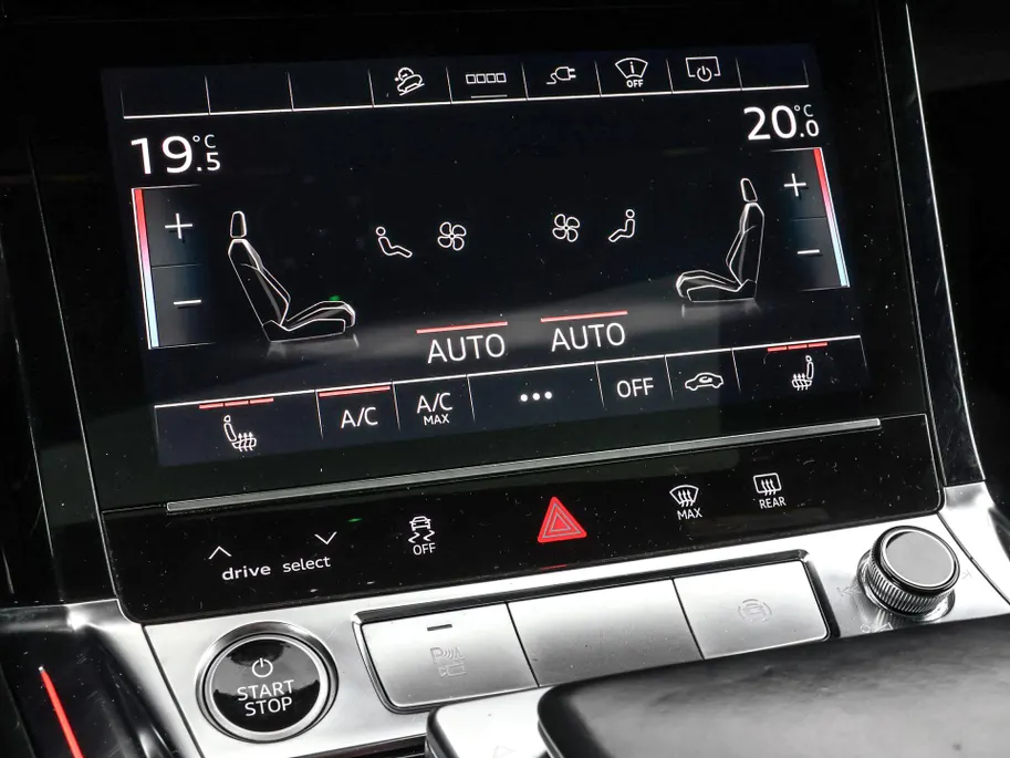 Audi e-tron 55 300kW/408PK S Line 95Kwh · SOH 94,6% · Panoramadak · Leder/Alcantara · 360°Camera + Parkeersensoren · Stoelverwarming ·