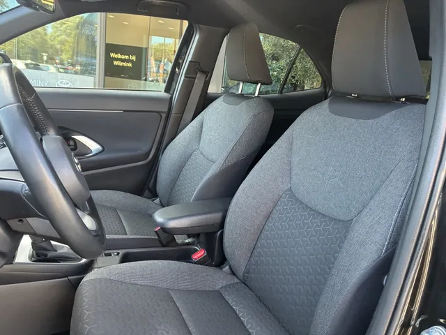 Toyota Yaris Cross 1.5 Hybrid Dynamic | Parkeersensoren V+A | Stuur en Stoelverwarm