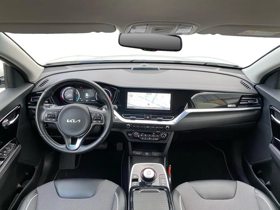 Kia e-Niro DynamicLine 64 kWh | Climate control | Navigatie | 17 inch LM-velgen | Keyless | AppleCarPlay-Android Auto | Parkeercamera | SOH 99.3% |