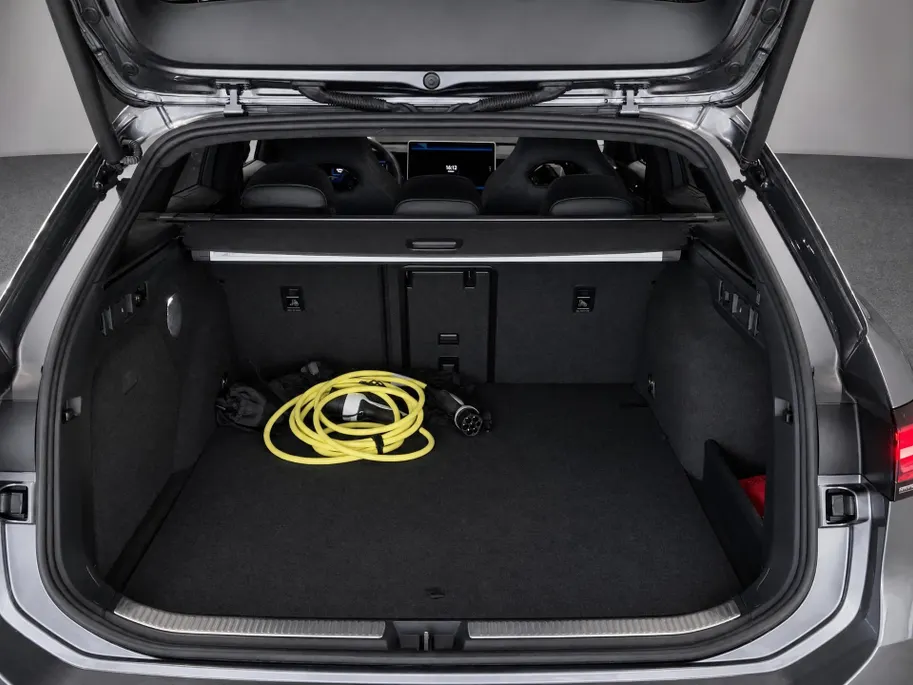 Volkswagen Passat Variant 1.5eHybrid 200kW/272PK R-Line Black Style · Panoramadak · Leder · Trekhaak · 360°Camera · Garantie t/m 24-08-2030 of 100000km.