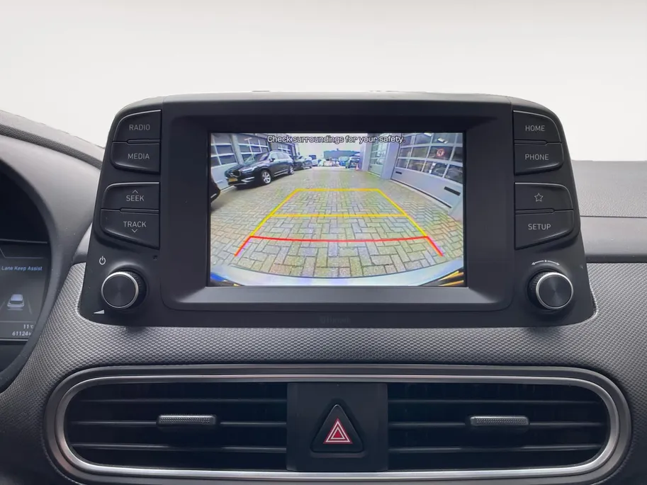 Hyundai Kona EV Comfort 64 kWh | Warmtepomp | 100% SOH | Adaptive cruise control | Apple Carplay & Android Auto | Achteruitrijcamera | Parkeersensoren achter | Keyless entry | DAB radio |