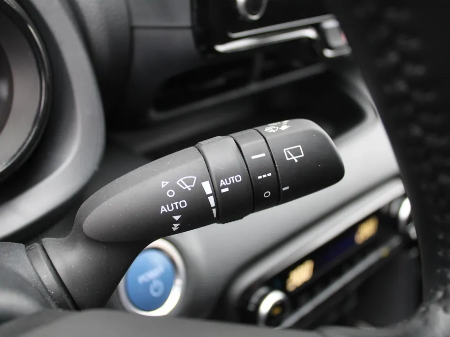 Mazda 2 Hybrid 1.5 Select | 16' LM | Stoel- & stuurverwarming | HUD | Camera | Dodehoek sensor |