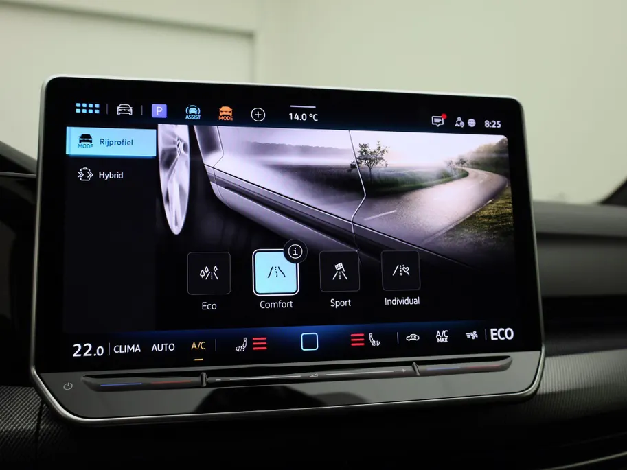 Volkswagen Golf GTE 1.5eHybrid 272PK GTE · Navigatie · Apple/Android Car Play · Camera + Parkeersensoren · Garantie t/m 18-03-2030 of 100000km · EXTRA INRUILKORTING ·