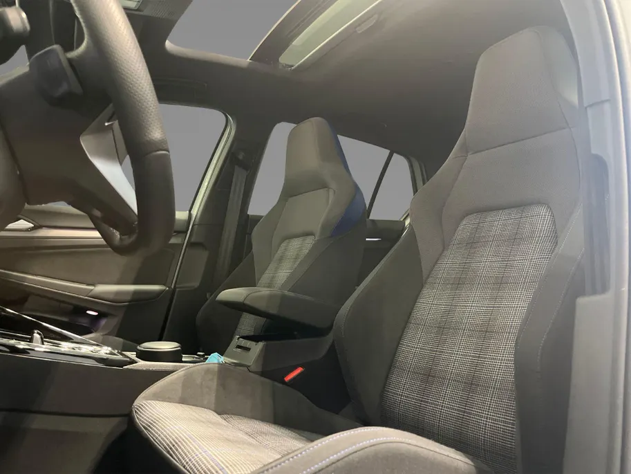 Volkswagen Golf 1.5 272pk DSG eHybrid GTE · Panoramadak · Camera · Head-Up Display · Matrix LED · Dodehoeksensor · Stuur- & Stoelverwarming · Garantie t/m 09-11-2030 of 100.000km