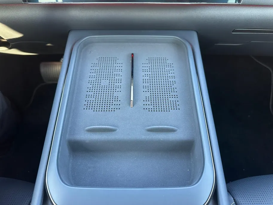 Voyah Courage Business Edition 80 kWh Full Option | Direct Leverbaar | Head Up Display | Stoel koeling,-verwarming & massage | Memorystoelen | 360 Camera | Level 3 Autonoom rijden | Schuif- & Kanteldak | Draadloze Telefoonlader | Elektrische Achterklep |